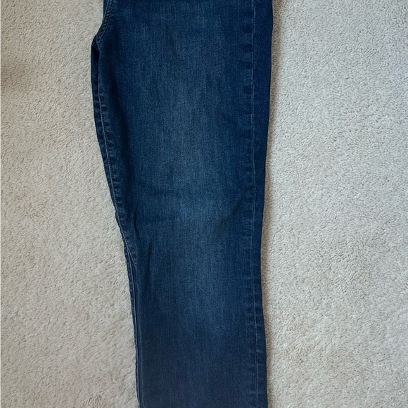 Like new high rise skinny Gap jeans - Picture 3 of 4